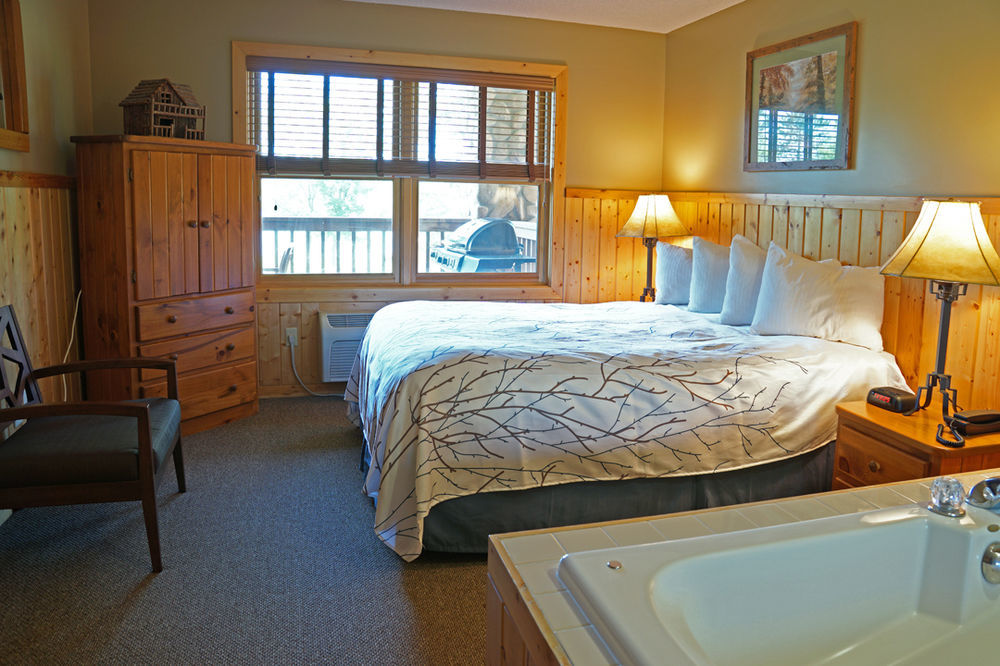 Sugar Lake Lodge Grand Rapids Bagian luar foto