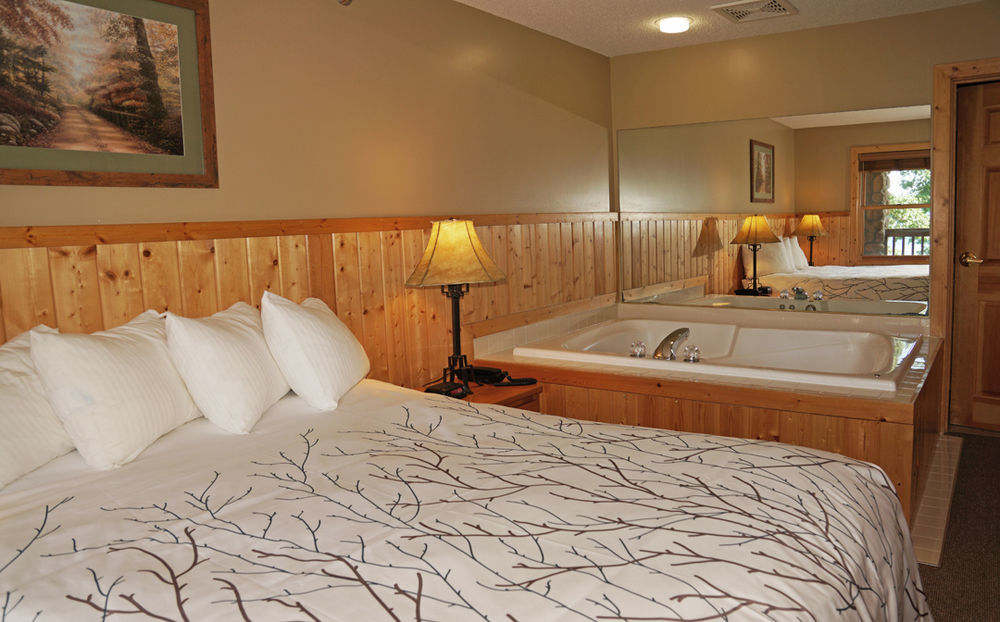 Sugar Lake Lodge Grand Rapids Bagian luar foto